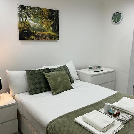 Central Harrow Cozy Apartment With Free Parking Harrow on the Hill Ruang foto