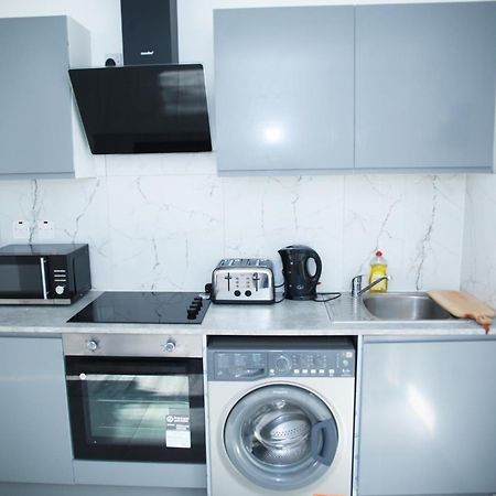 Central Harrow Cozy Apartment With Free Parking Harrow on the Hill Bagian luar foto