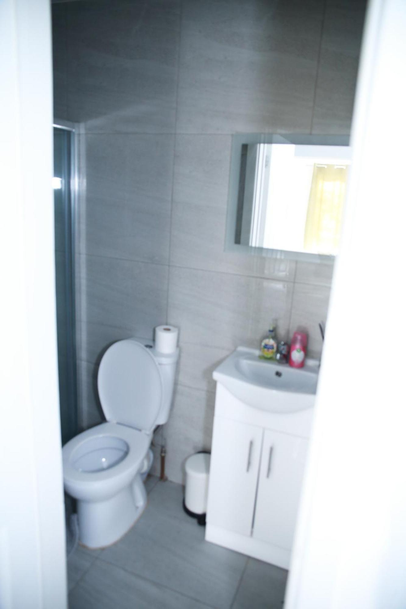 Central Harrow Cozy Apartment With Free Parking Harrow on the Hill Bagian luar foto