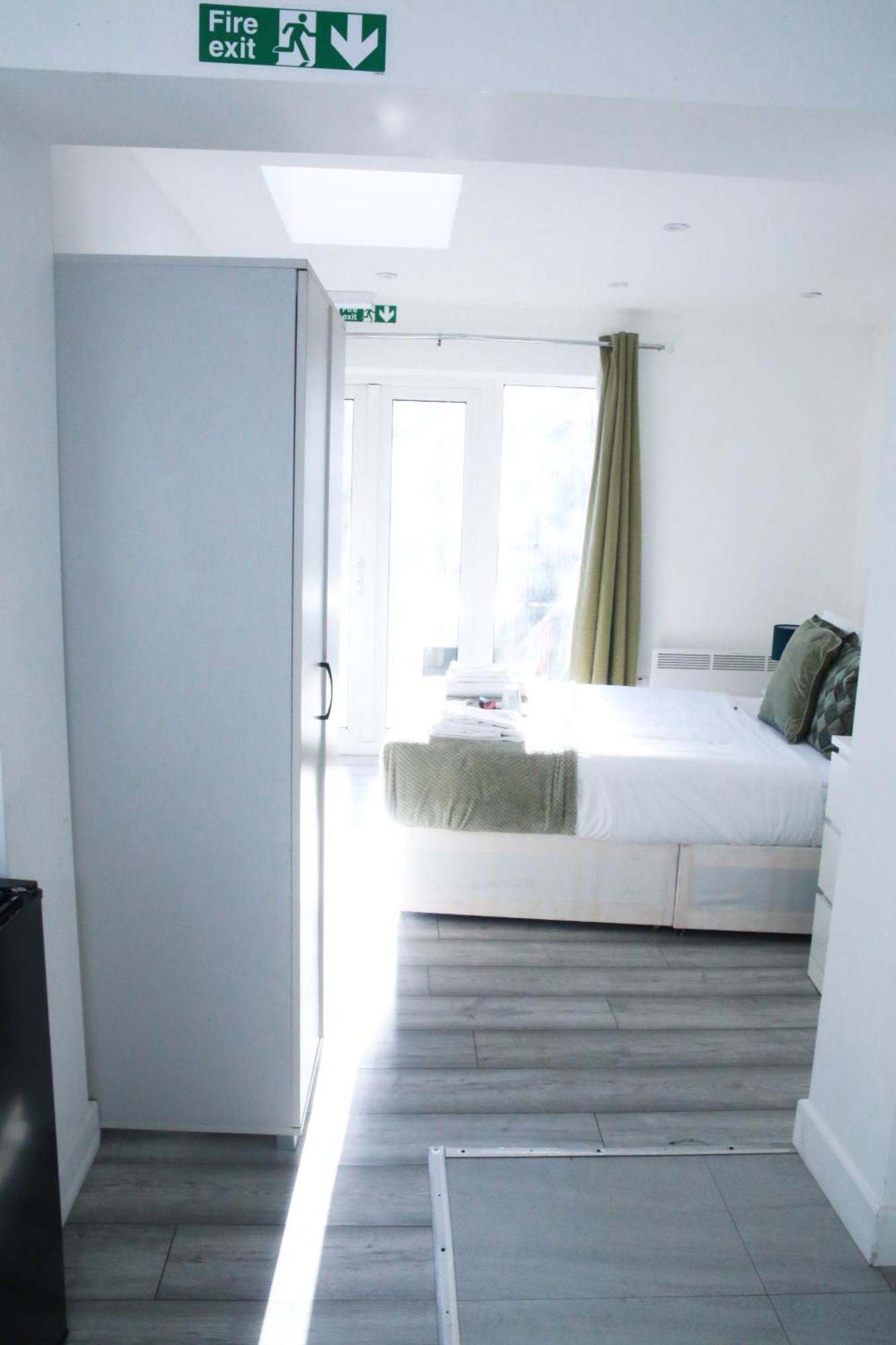 Central Harrow Cozy Apartment With Free Parking Harrow on the Hill Bagian luar foto